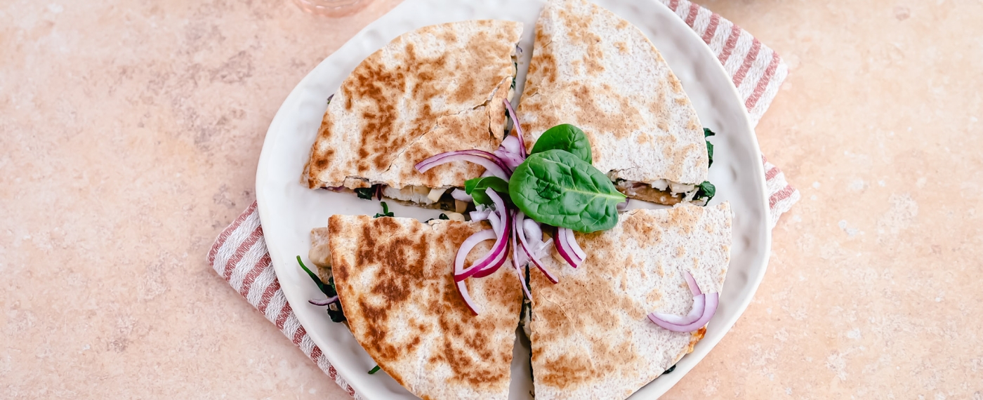 Quesadilla met kip, spinazie, champignons & geitenkaas